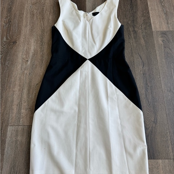 Banana Republic Sheath dress. Women’s size 8.  Black and white diamond design. - Picture 2 of 7